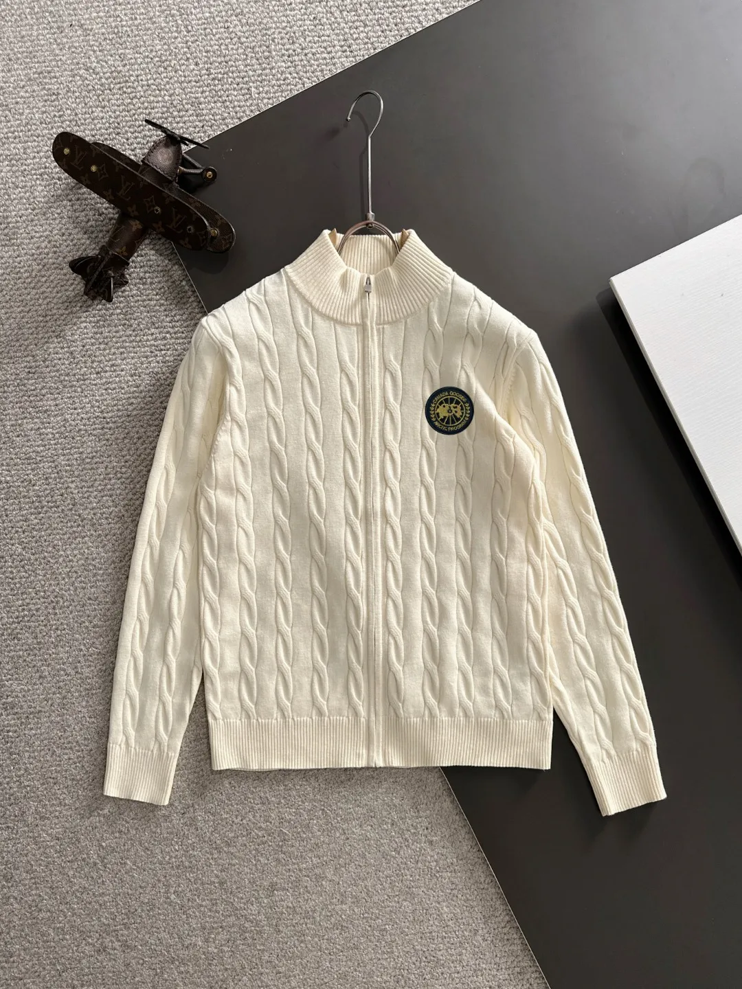 Next day shipping P460 Big Goose 2025 official website latest winter sweater, popular items are on sale at the counter simultaneously! Specially made of wool blended fabric. It feels comfortable and can be directly in contact with the skin. The logo badge is exquisitely embroidered, which is extremely eye-catching! The details highlight the fashionable charm of big brands. Exquisite workmanship. Three-dimensional cutting style. The wearing effect is invincible and handsome! All three standards are complete! Size: M-3XL